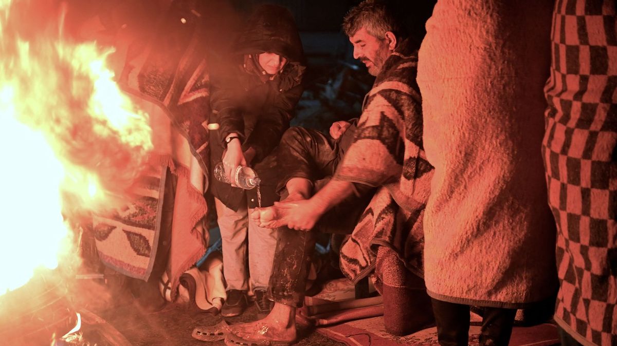 Fotky z Turecka: Lidé v obavách raději v noci mrzli na ulici